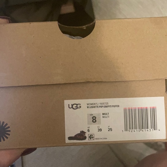 UGG slippers. Brand new never worn in box - Picture 2 of 2